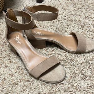 Short heel sandal with zip heel
